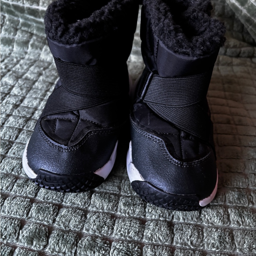 Nike Flex Advance - Cold weather boot featuring a wide opening for easy entry.